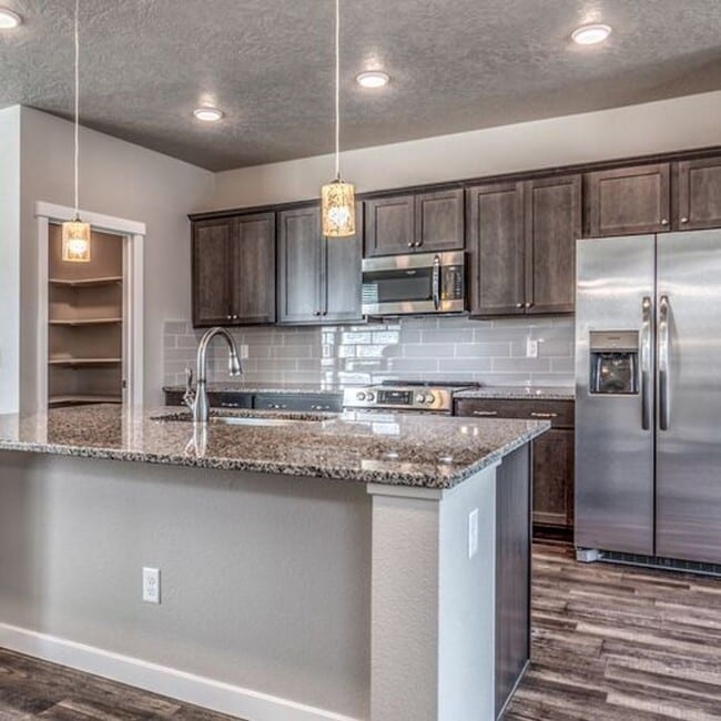 Building Photo - 4-Bedroom Townhome in West Boise