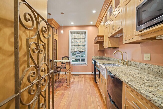 Foto del edificio - 5308 MacArthur Blvd NW