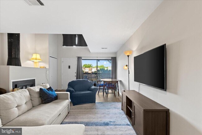 Foto del edificio - 3911 Woodhue Pl