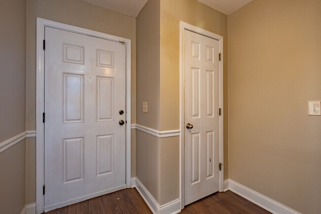 Foto del edificio - Private 2BR Townhome with Two En-Suite Bathrooms