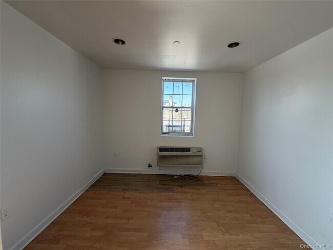 Foto del edificio - 2381 Belmont Ave