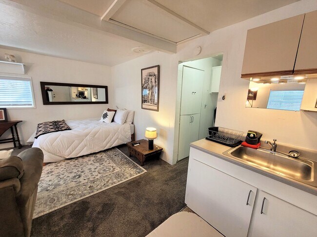 Foto del edificio - Walk & Bike Friendly! Great Economical Ren...