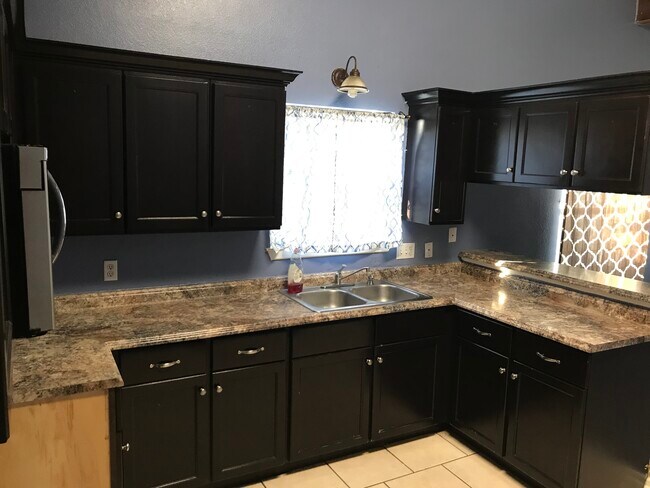 Building Photo - 405 Venado Ct