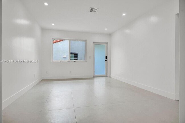 Foto del edificio - 10767 NE 2nd Ave