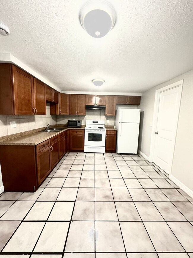 Foto del edificio - 4/2 Single-family home, AVAILABLE NOW!