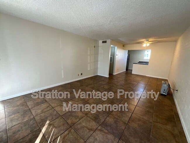Foto del edificio - 6936 E 4th St