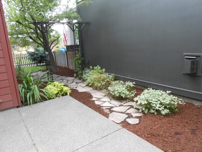 Foto del edificio - 21290 Woodruff Pl