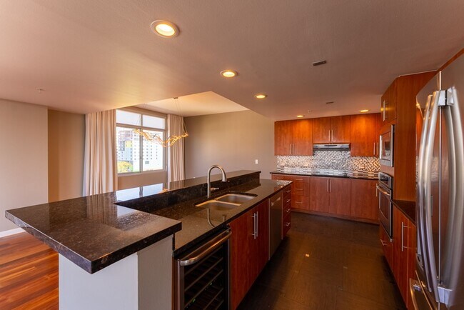Building Photo - Luxury Downtown Condo with Panoramic Views...