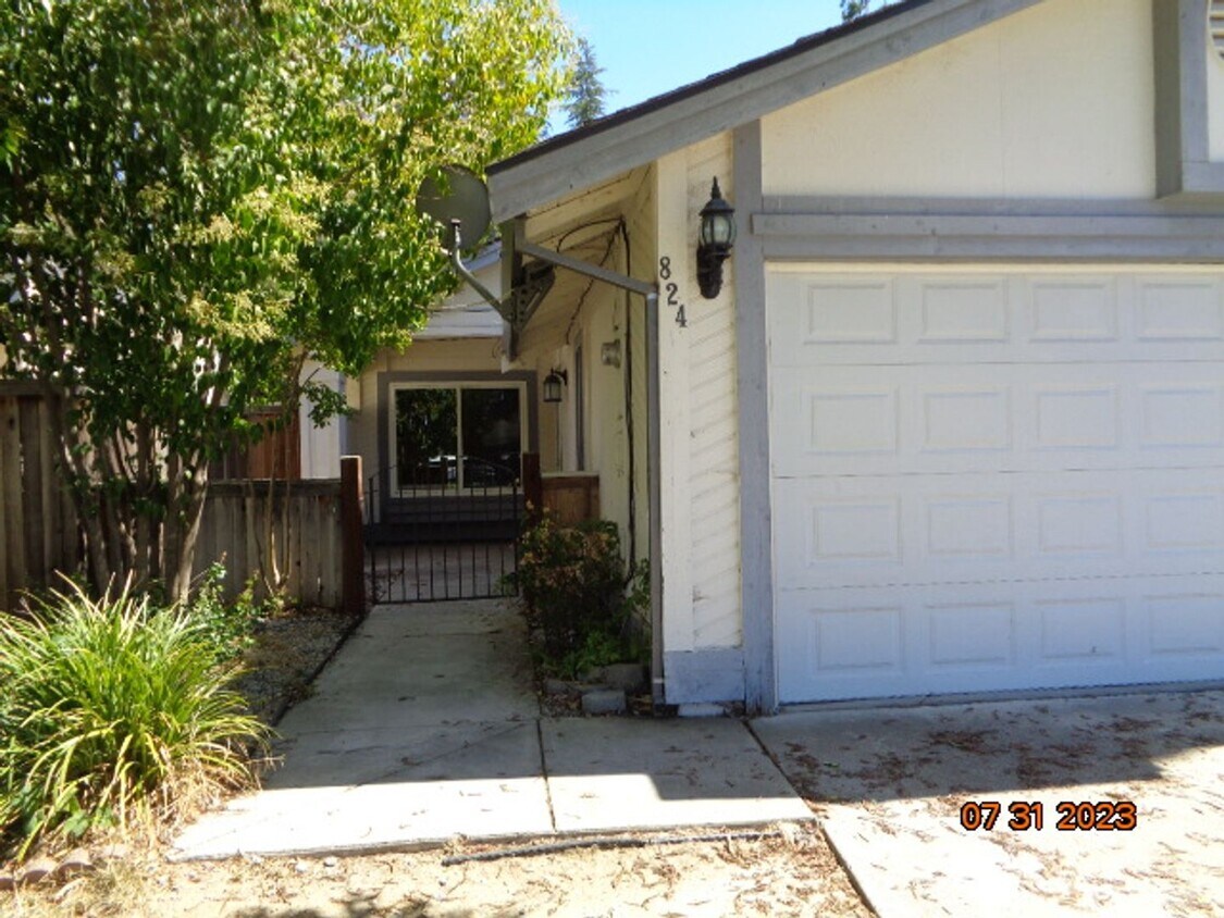 Foto principal - 824 Cameron Ct