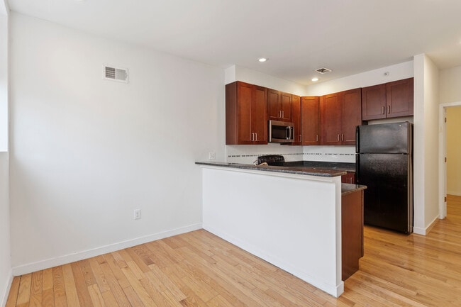 Building Photo - 526 S 13th St