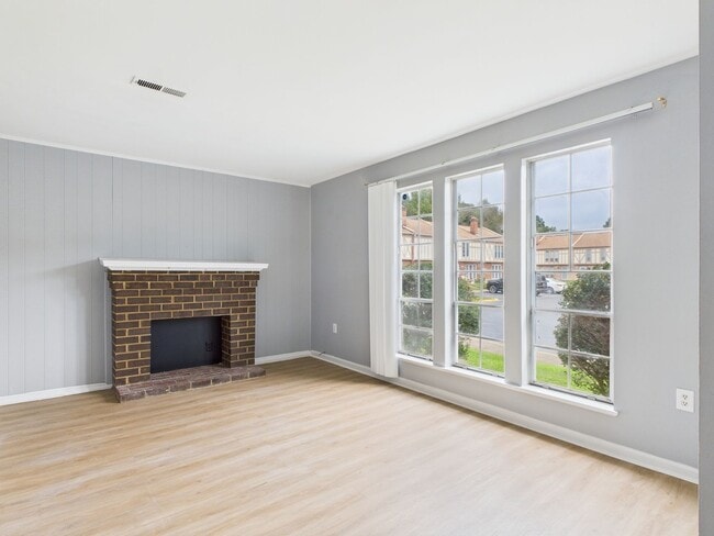 Building Photo - 783 Pleasant St