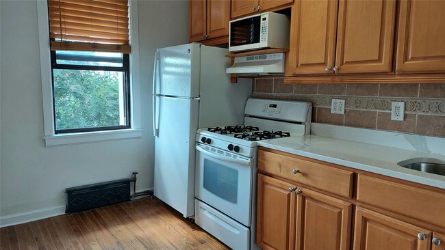 Building Photo - 65 Hausman St