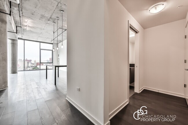 Building Photo - 730 Couch