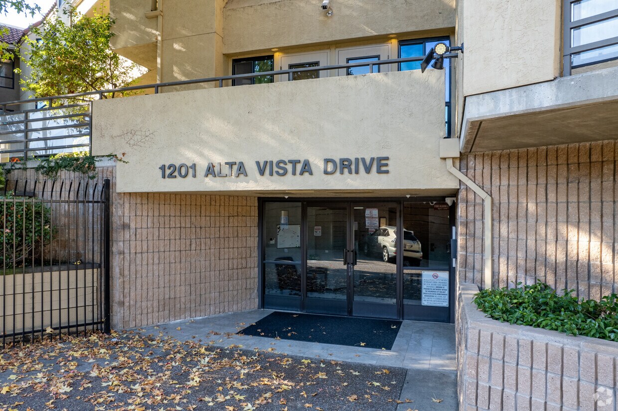 Entrada - 1201 Alta Vista Dr