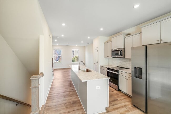 Foto del edificio - Luxury Meets Convenience: 2-Bed, 2.5-Bath Townhome in Scenic Neighborhood