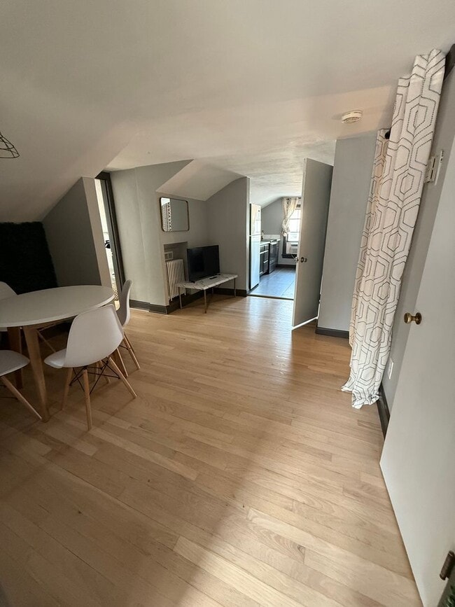 Building Photo - 2nd floor unit with Furnished or Unfurnish...