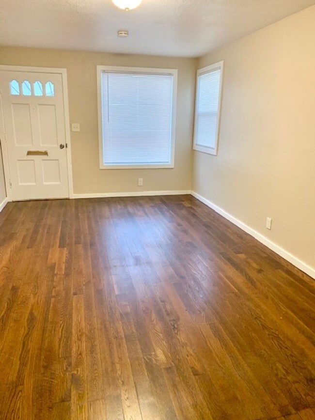 Building Photo - Great 2 bed 1 bath House with Garage in Sa...