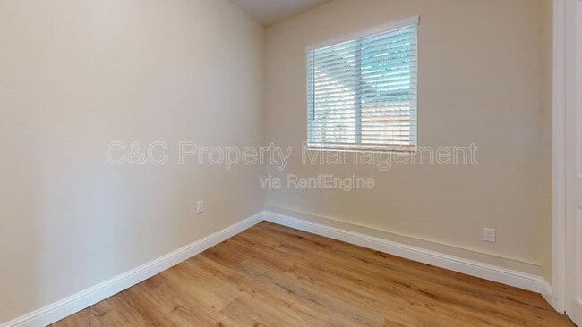 Building Photo - 1384 Darwin St