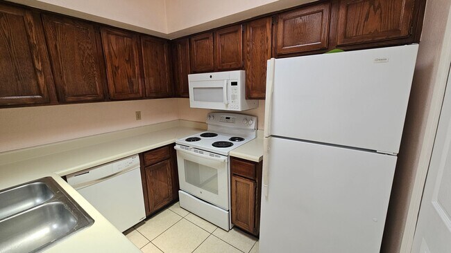 Foto del edificio - Updated 2 bedroom, 2 bath townhouse in Sahuara Village.