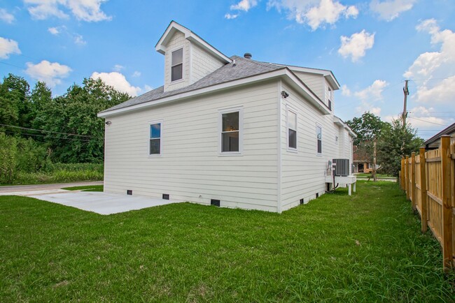 Building Photo - Gorgeous 4BD/3BA Home Near City Park
