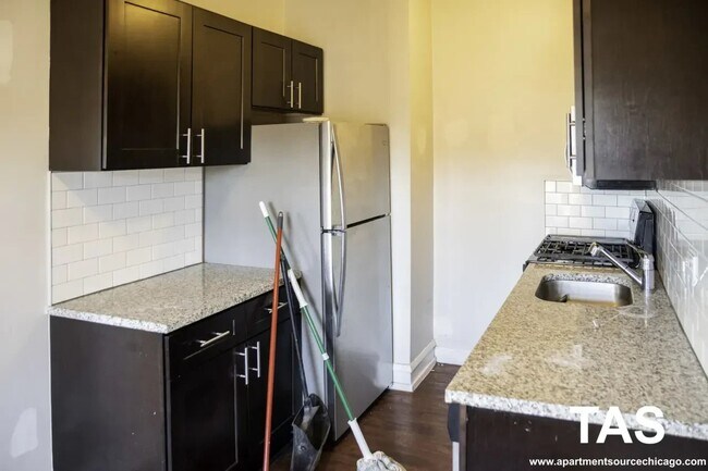 Foto del edificio - 6748 N Ashland Ave