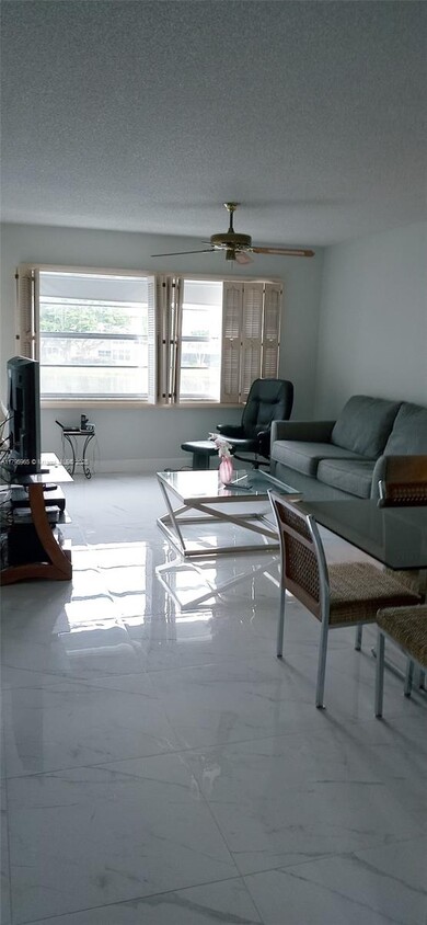Foto principal - 5003 NW 35th St