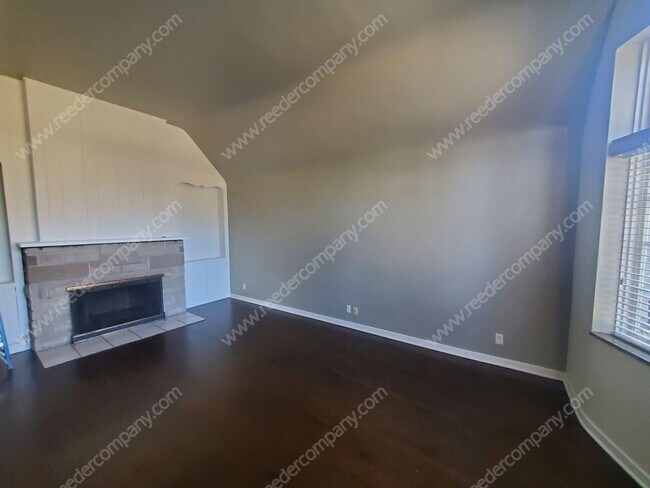 Building Photo - 4 bedroom with tons of space, minutes from...