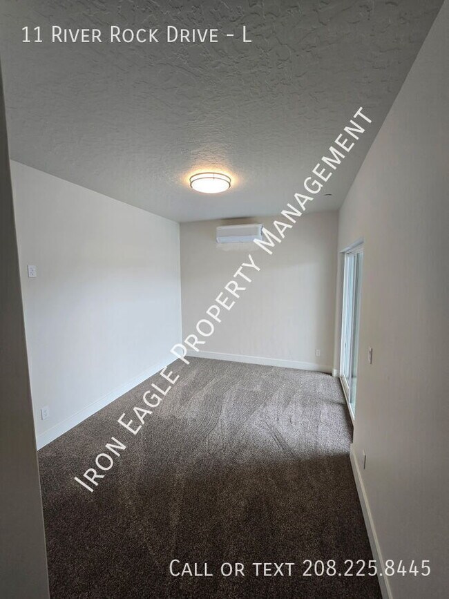 Foto del edificio - 11 River Rock Dr