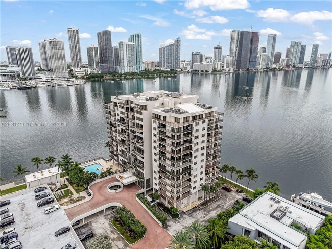 Building Photo - 801 N Venetian Dr