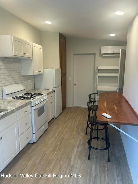 Foto del edificio - 72 Forest Glen Rd