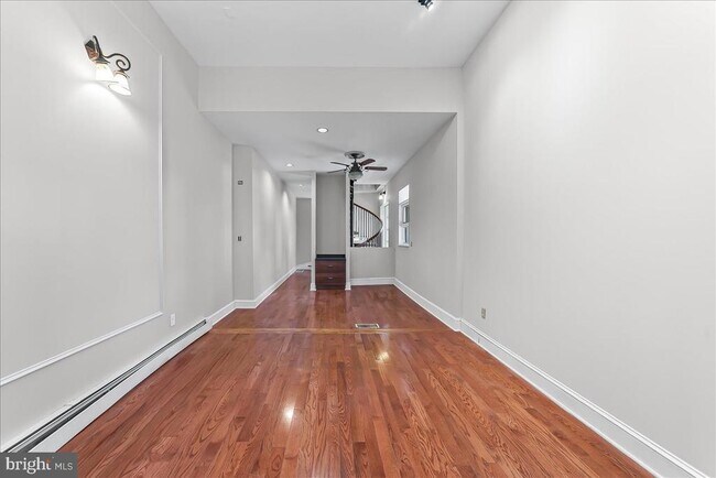 Foto del edificio - 240 W Miner St