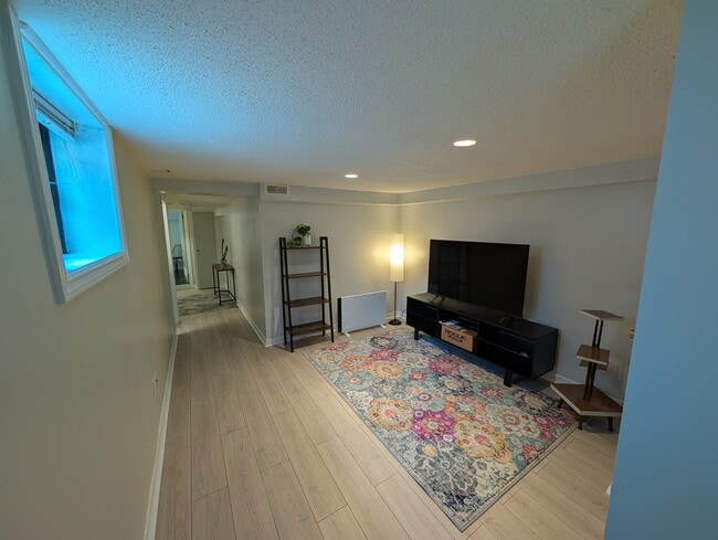 Building Photo - 44 Rosevear Av