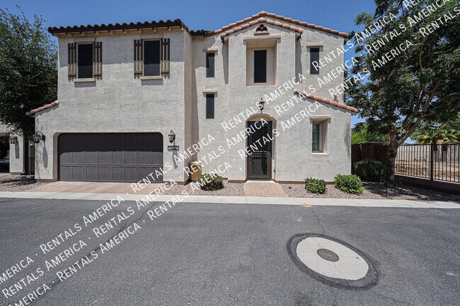 Building Photo - 1930 S Sycamore Pl