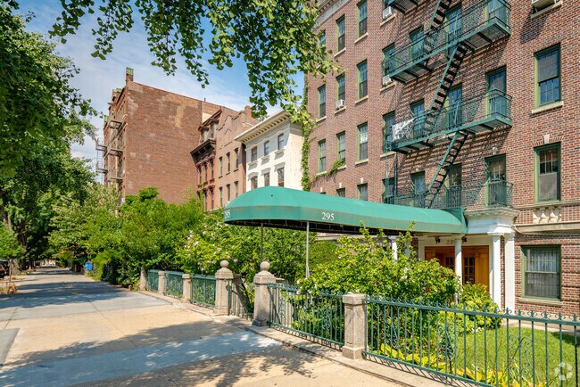 Foto del edificio - 295 Washington Ave