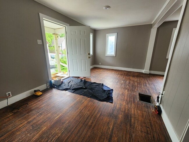 Building Photo - Two Bedroom Single Family Home!