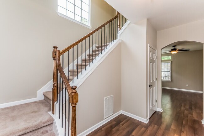 Building Photo - 332 Pinehurst Way