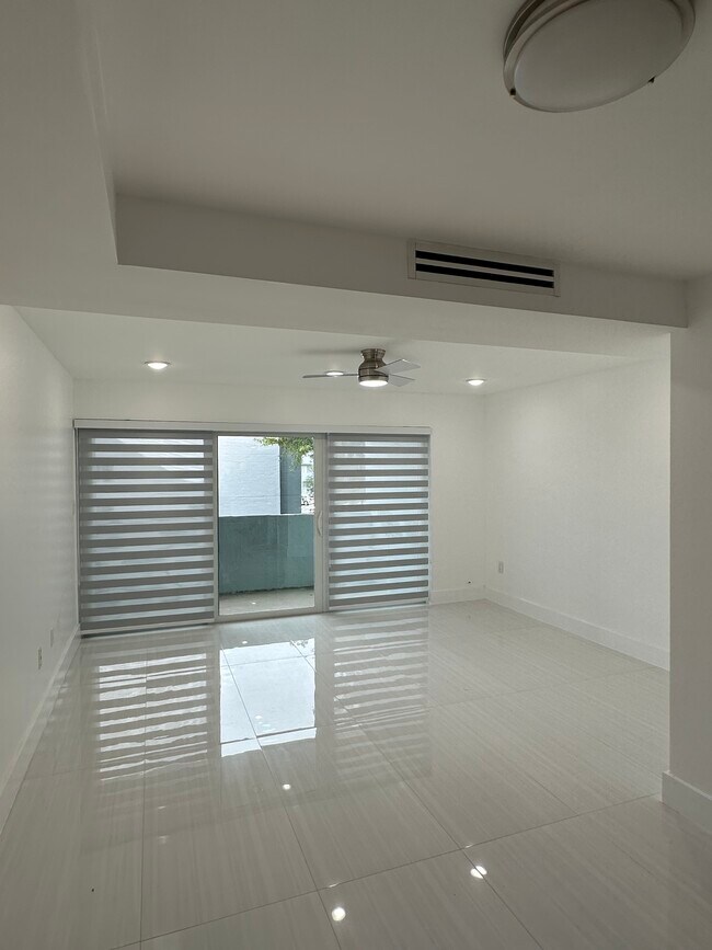 Foto del edificio - 9367 Fontainebleau Blvd