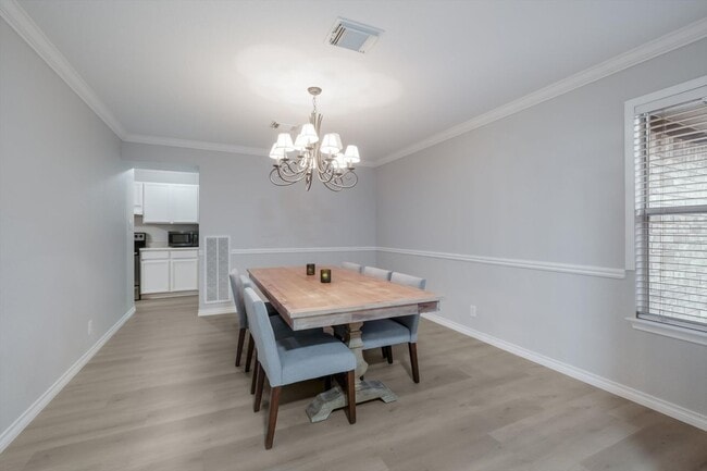 Building Photo - 834 Quitman Oak