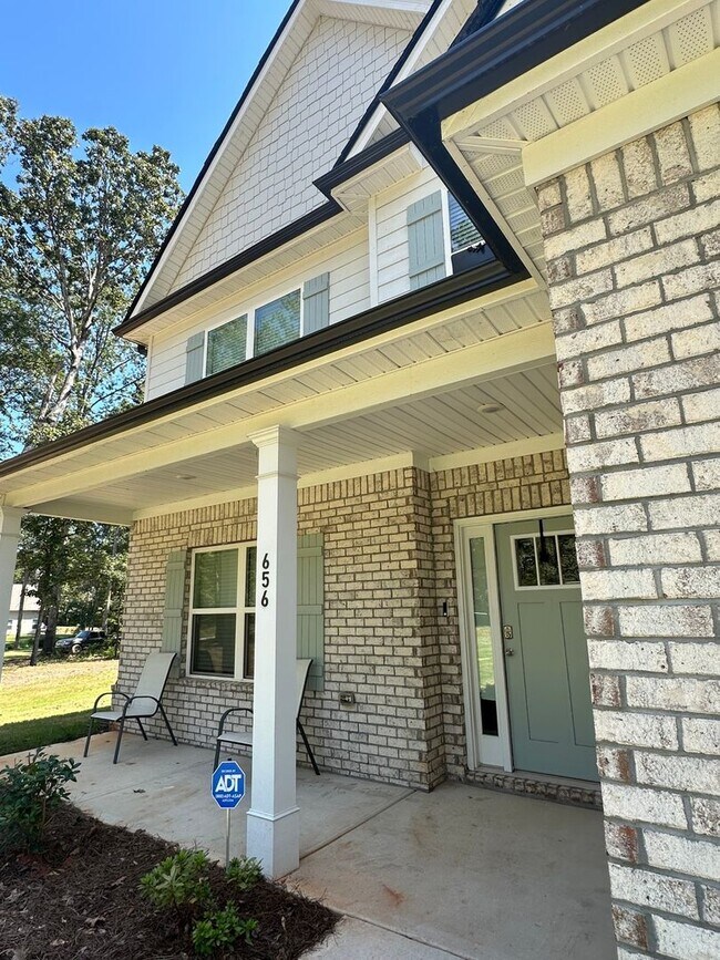 Building Photo - 656 E Lake Rd
