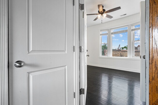 Foto del edificio - 1532 N Harding Ave