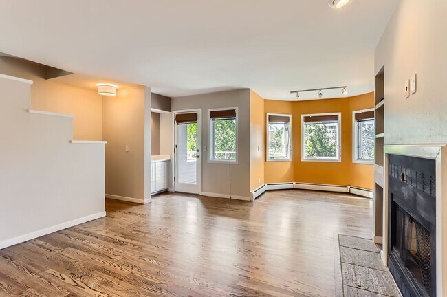 Foto del edificio - AMAZING LOCATION 2 Bed 2 Bath Condo In The...