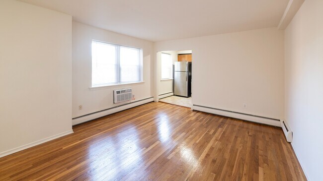 Adéntrate en los acogedores interiores de los apartamentos Dorchester House. Disfruta de amplios espacios con abundante luz natural y comodidades modernas. Este es el lugar perfecto para llamar hogar. ¡Agenda tu visita hoy mismo y compruébalo! - Dorchester House