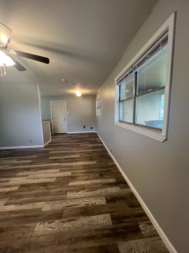 Building Photo - 3 Bedroom 1 bath Home for Lease