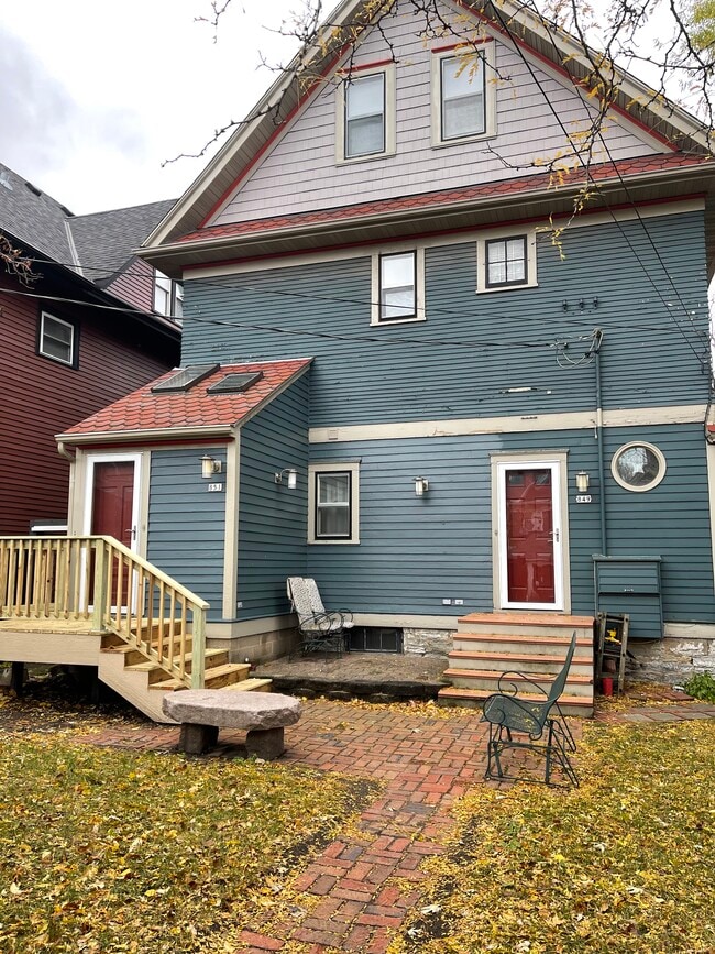 Green space to enjoy and entertain - 851 Ashland Ave