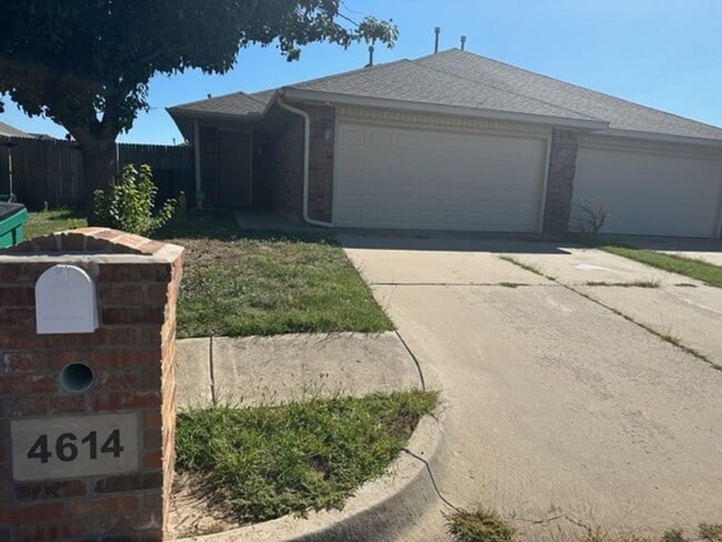Great Duplex with Open Floor Plan - Wood Laminate Floors in Living - Great Duplex with Open Floor Plan - Wood Laminate Floors in Living House