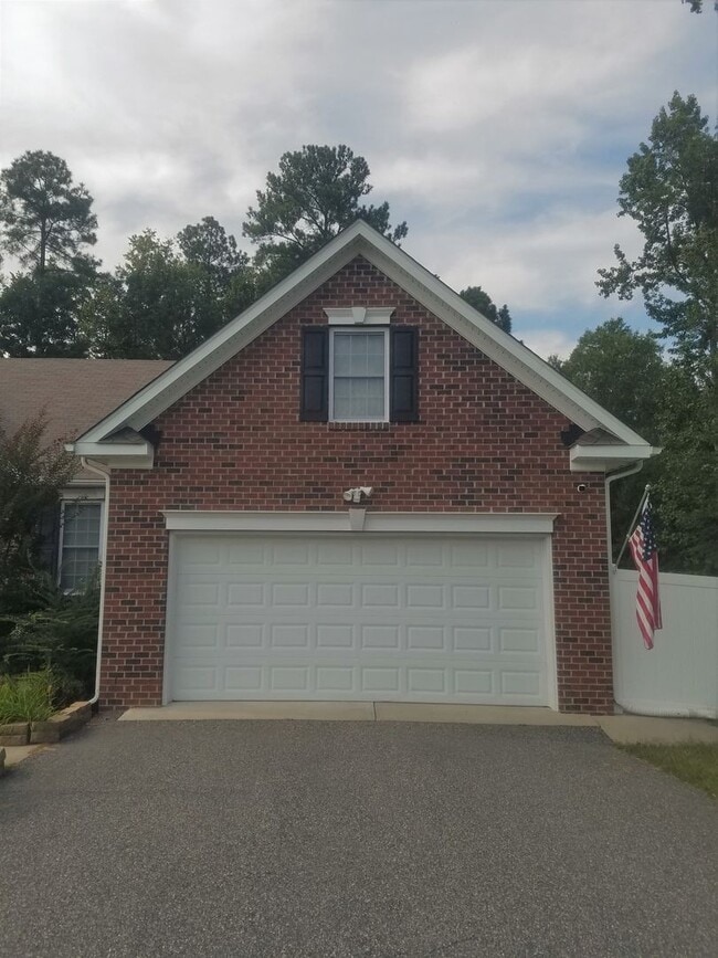 Building Photo - Beautiful transitional 4 bedroom brick ran...