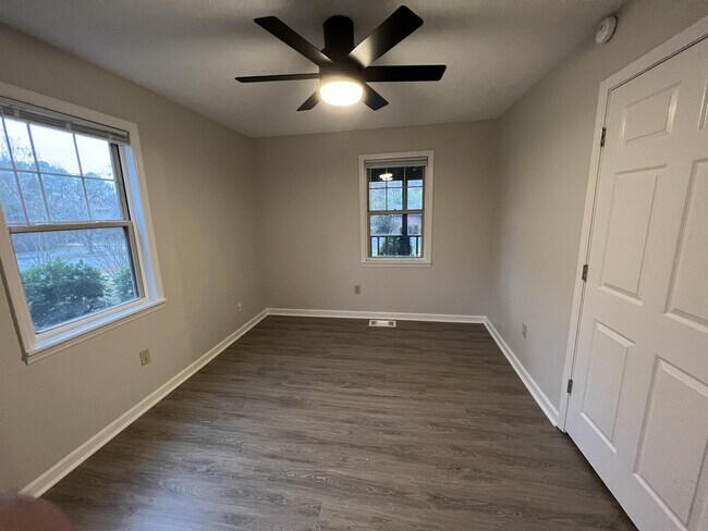Building Photo - 110 Mallard Dr