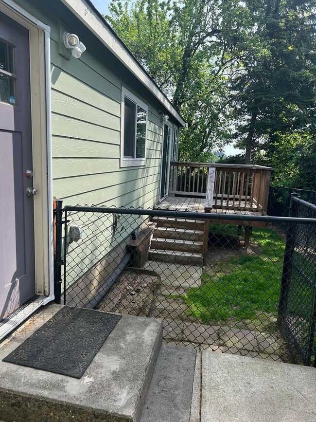 Building Photo - ALK - 1820 Sylvan Highlands Triplex