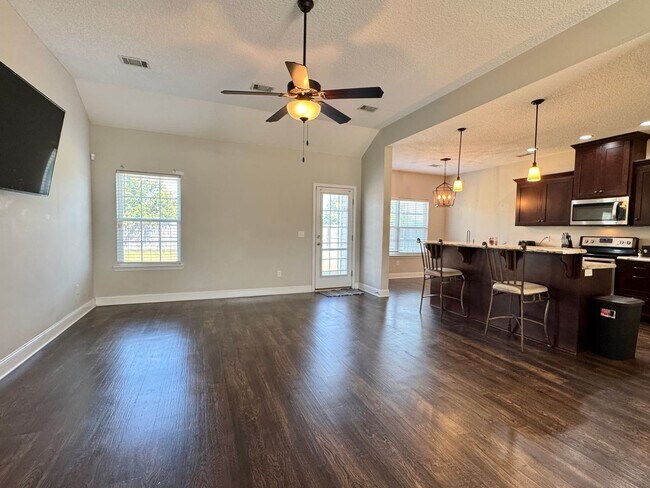 Building Photo - MOVE-IN READY! (Pet Friendly)