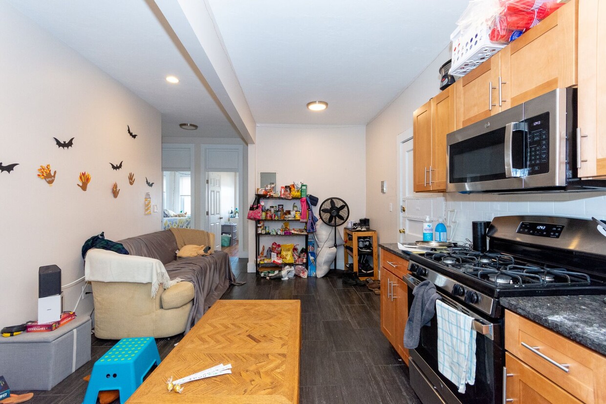 Primary Photo - Nicely renovated 4 bed unit near the Green...